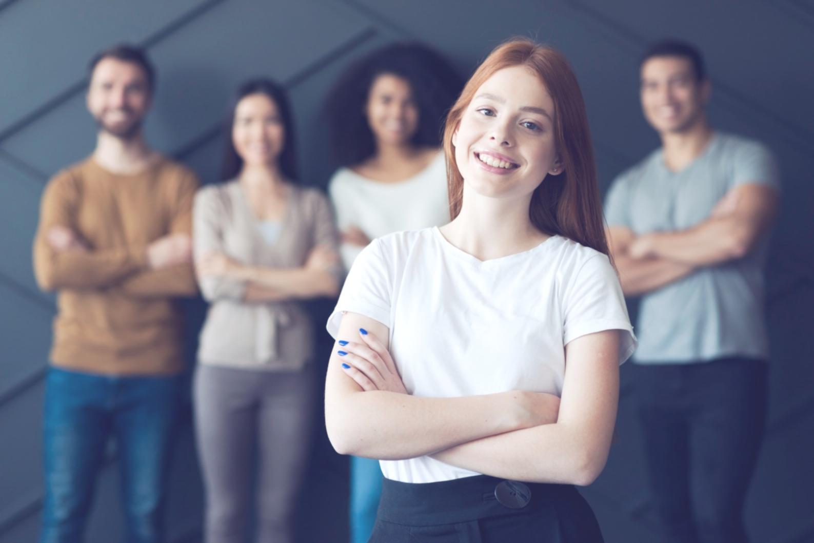 Personne étudiant des documents de préparation aux entretiens avec concentration